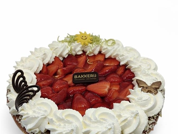 Verse aardbeienvlaai met slagroom